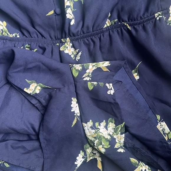 CUPCAKES & CASHMERE NAVY FLORAL PRINT ROMPER - Picture 6 of 6